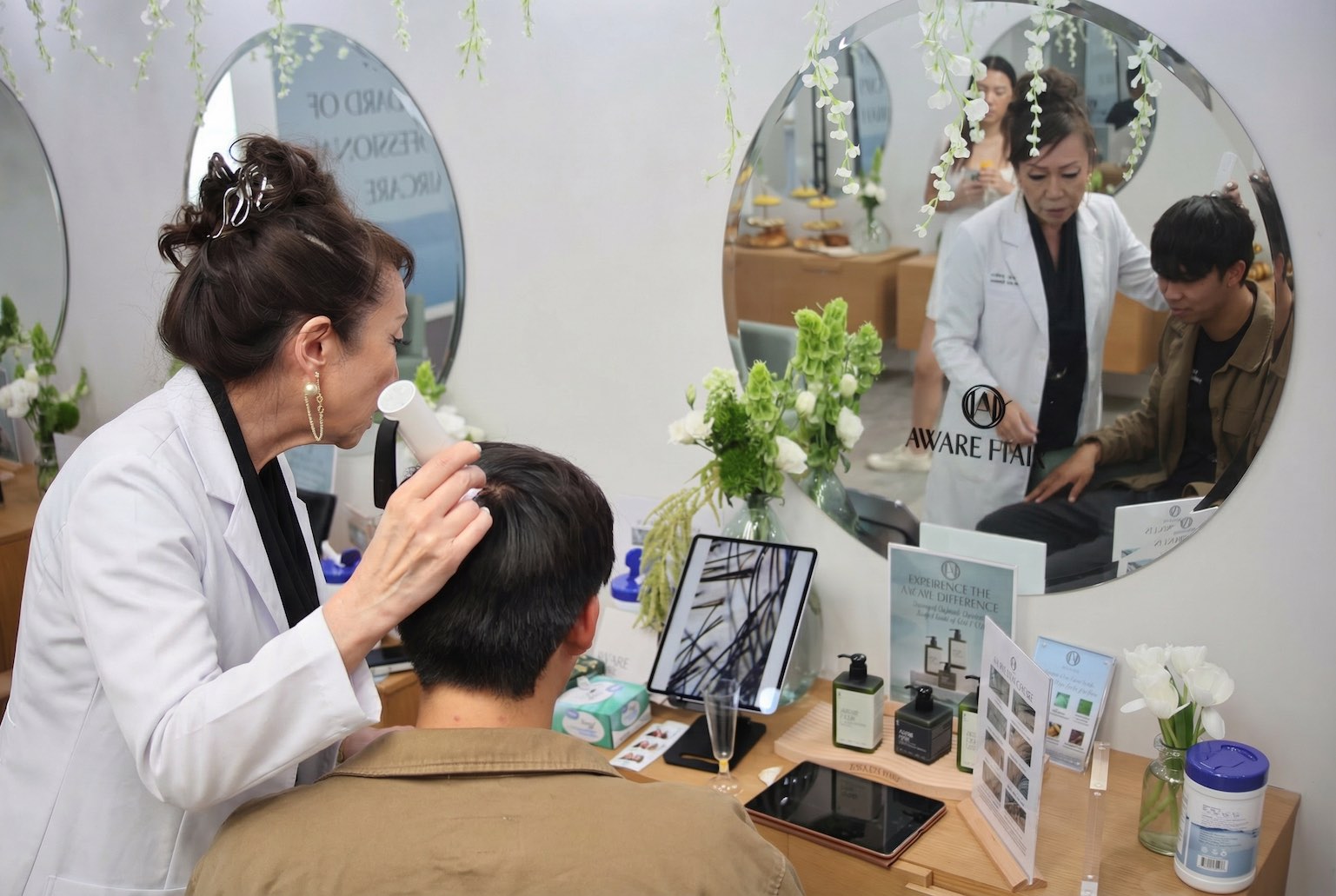 Tina Mui performing a scalp analysis